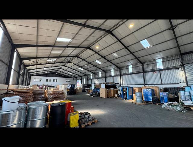 900M² WAREHOUSE TO LET IN LINBRO PARK